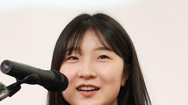 '100번째 금메달' 반효진, 중고사격연맹 장학금 300만원 받아