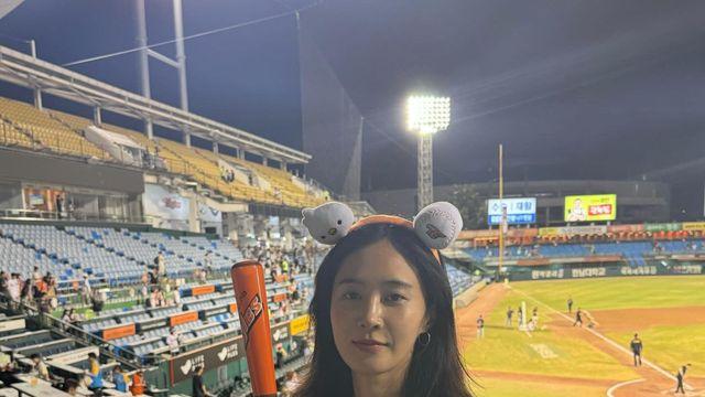 권유리, 야구장을 빛낸 귀여운 응원 패션