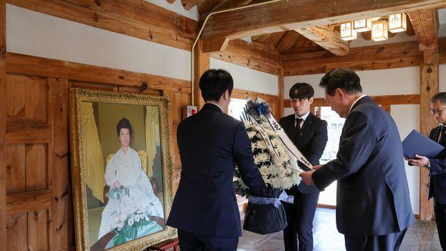 윤 대통령 부부, 육영수 여사 서거 50주기 맞아 묘역 참배