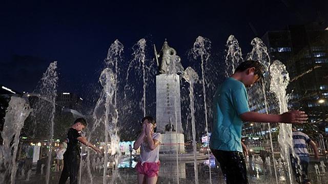 [내일날씨] '낮 최고 34도' 찜통더위 계속…오후부터 곳곳 소나기