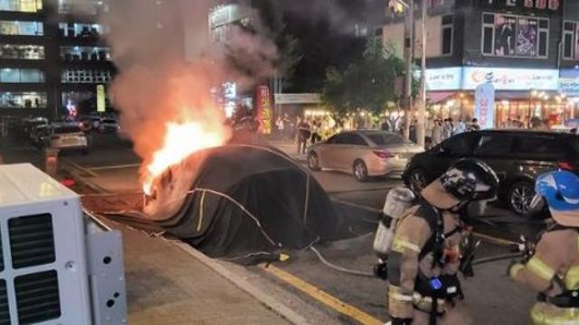 용인서 주차된 테슬라 전기차 '화재'…소화덮개로 진화