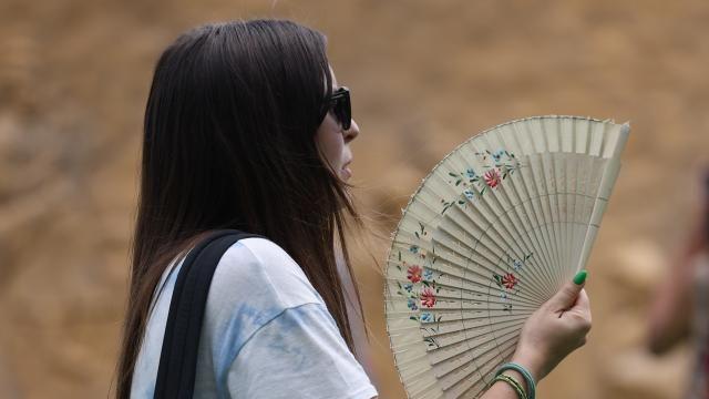 [오늘 날씨] 낮 최고 35도 무더위 계속...전국 곳곳 소나기