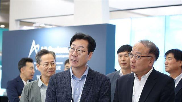 정명근 화성시장, '2024한국 디스플레이 산업전시회' 참관...