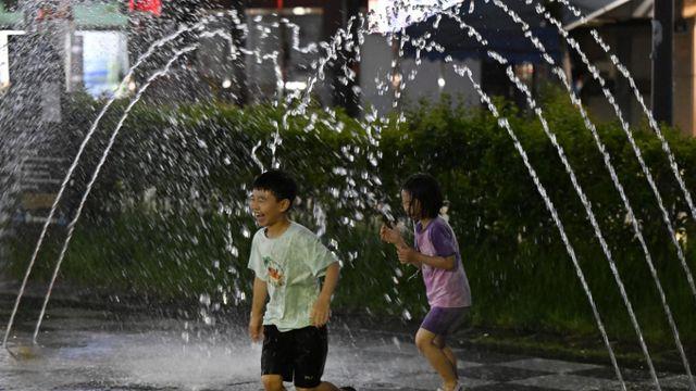 [내일 날씨] 주말도 '찜통더위', 소나기 예보도… 열대야는 지속