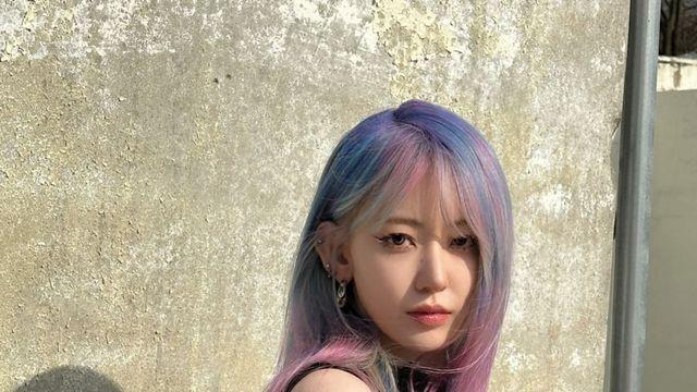 르세라핌 사쿠라, 신비로운 헤어 컬러와 슬림 실루엣으로 시선 집중