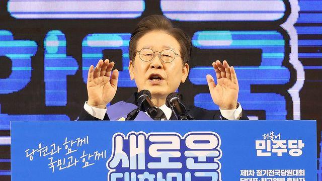 민주당 전당대회, 이재명 압도적 1위... 최고위원 경쟁 '치열'