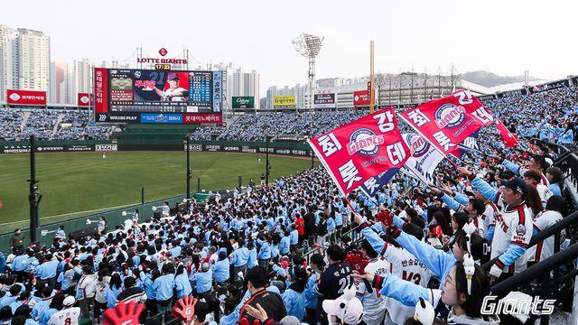 폭염 잊은 사직벌, 17일 키움-롯데전 전석 매진…2만2758석 '완판' [부산 현장]