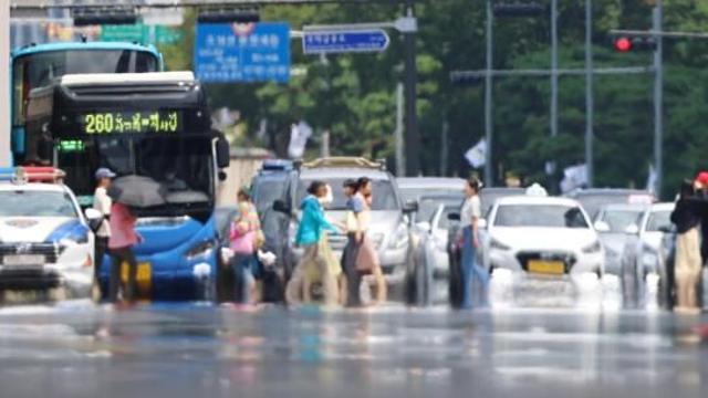 [내일 날씨] 낮 최고 35도 무더위 기승… 곳곳 소나기