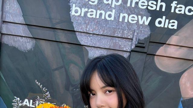 블랙핑크 리사, 유니크한 데님 룩으로 시선 강탈