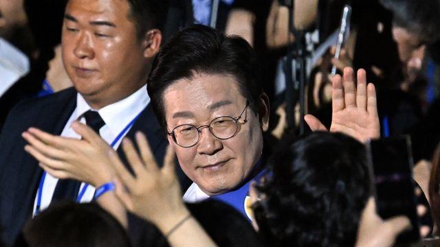 [포토] 당원들과 인사 나누는 이재명 후보