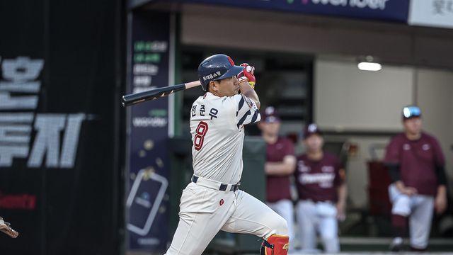 롯데 가을야구 향해 갑니다!…'전준우 연장 끝내기포 폭발'→키움 5-4 제압 위닝시리즈 '12G 9승' [사직:스코어]