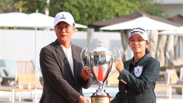 [포토] 이민근 안산시장, 배소현과 우승트로피 인증