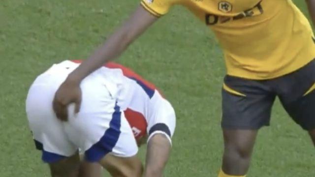 황희찬 동료, 왜 이러는 걸까…상대 목 조르고+엉덩이까지 만졌다→VAR 가동됐지만 ‘NO CARD’