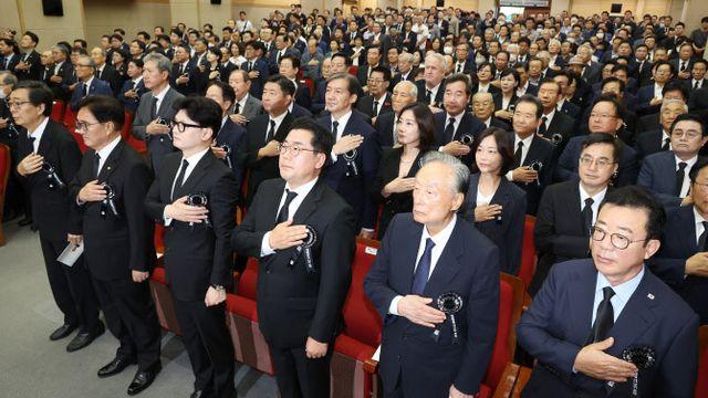 DJ 서거 15주기 한데 모인 여야…