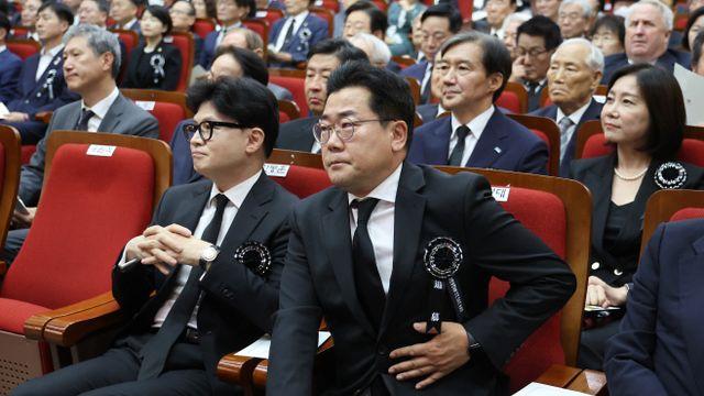 여야, DJ 15주기 엇갈린 추도사…'김대중 정신' 두고 與 '협치' 강조 VS 野 '타협 않을 것'