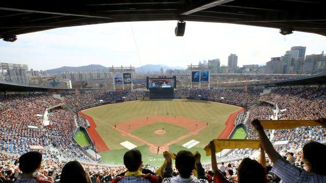 한국 프로야구, 역대 최다 관중 달성 '1000만도 보인다'
