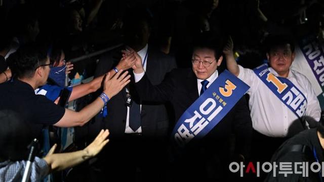 [포토] 당원들과 손잡은 이재명