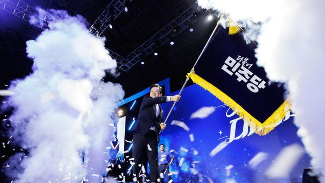 [포토] 당기 흔드는 이재명 신임 대표