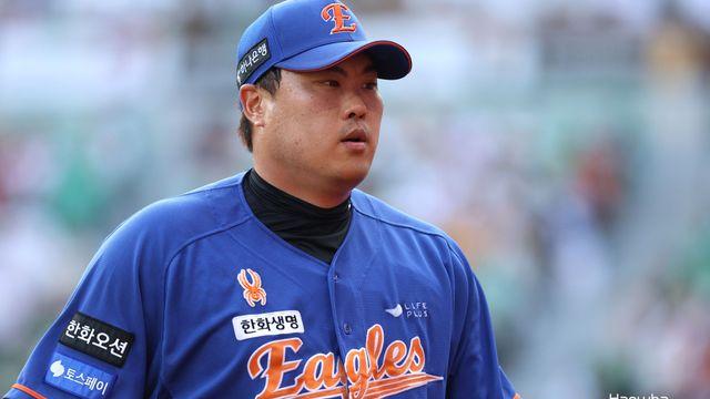 '푸른 한화' 5강 향한 질주 계속된다!...류현진 쾌투+홈런 쾅쾅쾅쾅→주말 3연전 싹쓸이 [문학:스코어]