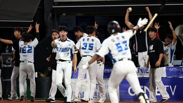 김민혁의 끝내기 홈런에 환호하는 KT