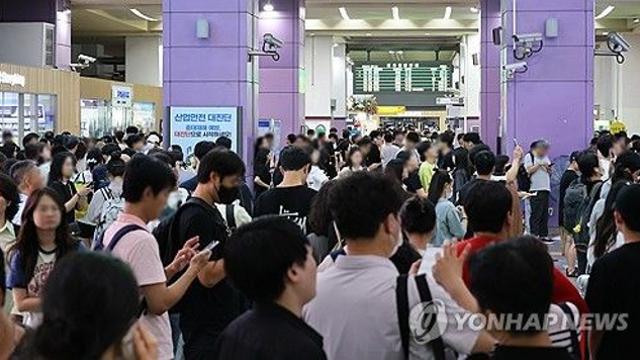 KTX 궤도이탈에 승객들 큰불편…