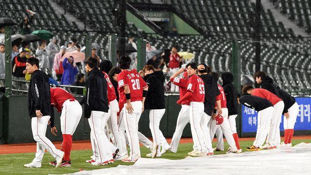 충격의 스윕패, 이러면 가을야구도 어렵다…'주 2회 등판' 외인 투수 어깨가 무거운 이유