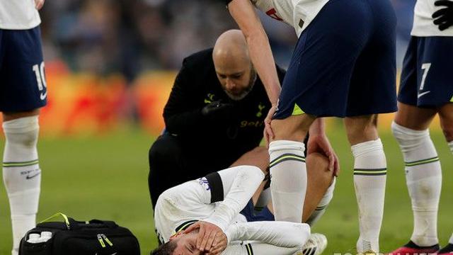 '공중에서 그대로 추락' 토트넘 벤탄쿠르, 또 악재... 머리 부상→호흡기 차고 실려나가