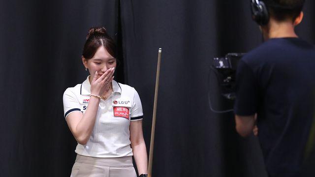 [B&포토] 근접 카메라에 부끄러운 미소 짓는 이하린 [레이디스 나인볼]