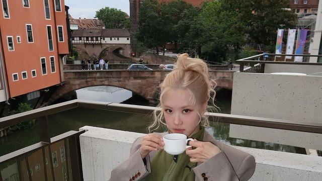 블랙핑크 로제도 입은 'demure'를 아시나요?