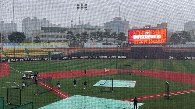 '청주 너 마저' 갑자기 천둥번개 동반한 폭우…NC-한화전, 정상 개시 가능할까 [청주 라이브]