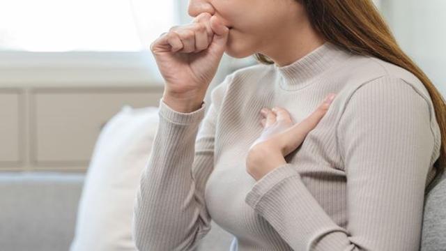 코로나19 재유행 속 참아도 참아지지 않는 기침… 의외로 '이것' 효과 있다
