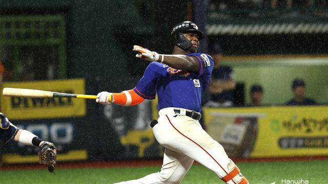 '푸른 한화' 또 이겼다! 순위표 확인하세요→슬슬 5위 보인다…'페라자 끝내기포 폭발' 한화 파죽의 4연승 질주, NC 11연패 수렁 [청주:스코어]