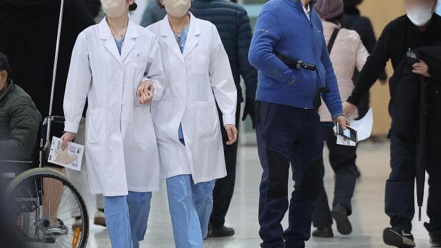 의대 졸업 직후 개원 막는 '진료면허' 검토…의료계 반발
