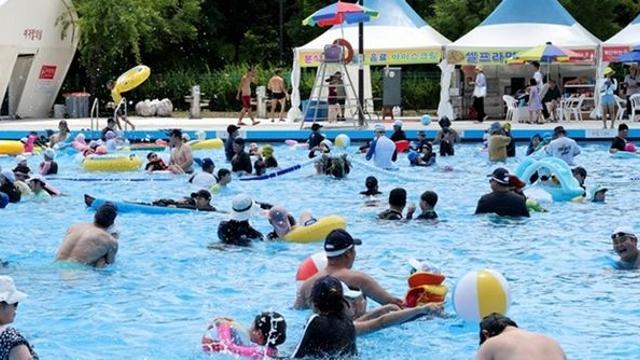 '빨간 반바지에 카드 목걸이' 한강에서 어슬렁대던 20대 남성 정체