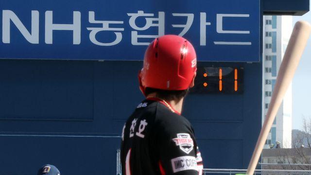 [한국야구 로컬룰 돋보기] <4> 피치클록, 타자도 신경 써야 한다