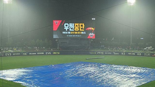 '하필 4회' 이번엔 거인 잡나 했더니 비가 훼방 놓나…KIA 3-1로 앞선 채 4회초 우천 중단 [광주 현장]