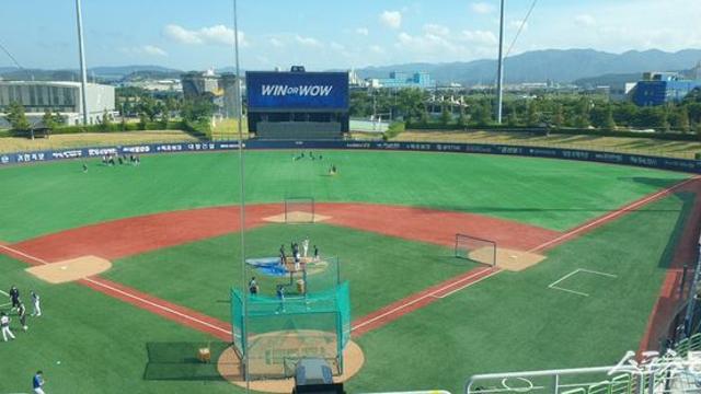 무더운 8월 인조잔디 깔린 포항구장 기온과 그라운드 상태, 최악은 피했다