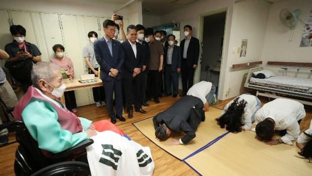 '101세 광복군'에 큰절한 한 총리…