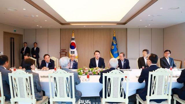 尹 대통령, 통일·외교 원로 오찬 간담회