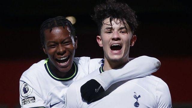 손흥민 안녕, 차세대 '해리 케인 대체자'로 여겼는데...토트넘 04년생 FW, 솔란케에 밀려 결국 떠난다