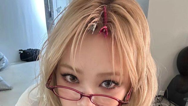 르세라핌 김채원, 스모키 메이크업과 너드미의 완벽한 조화…시크한 매력 발산