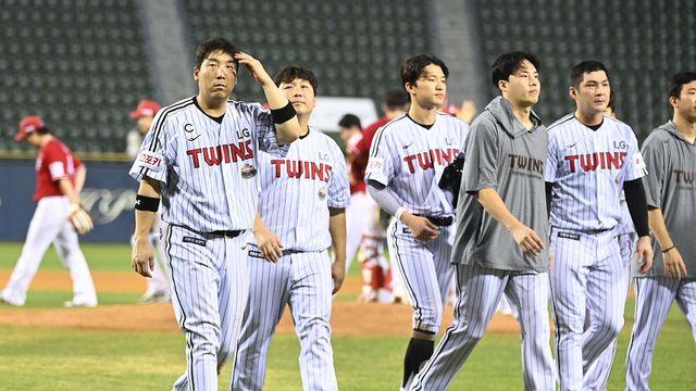 겨우 한 점 차 추격했는데, 불펜 난조에 날렸다…염경엽 감독과 LG, '불펜 고민' 계속된다 [잠실 현장]