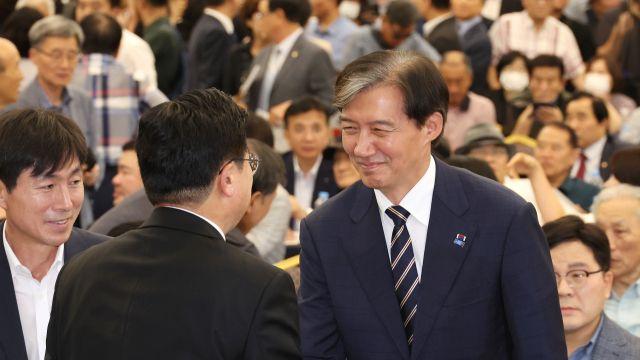 검찰 출석하는 조국 