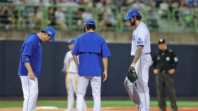 마운드 계속 파고, 공까지 패대기…