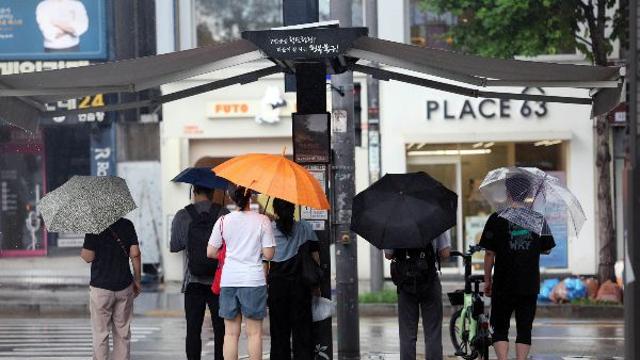 [오늘 날씨] 전국 '한달 넘게' 열대야… 곳곳 소나기