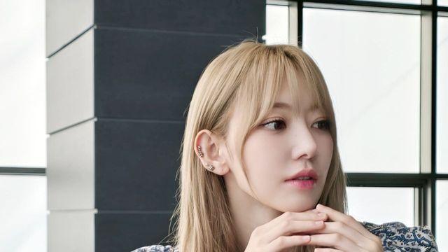 르세라핌 사쿠라, 꽃무늬 블라우스와 데님으로 청순+세련미 넘치는 데일리룩 완성