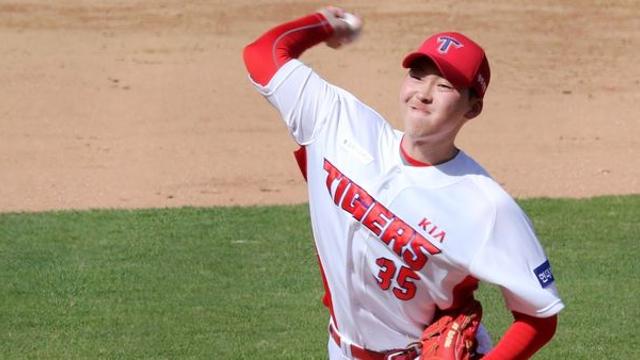 KIA 타이거즈 전 마무리 투수 문경찬 열애중… 상대는 5세 연상 방송인 (+정체)