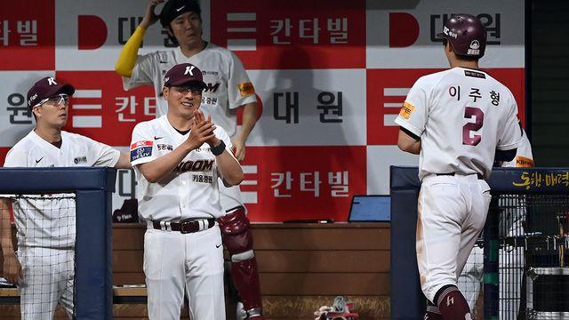 최하위가 디펜딩챔피언 잡았다!...홍원기 감독 