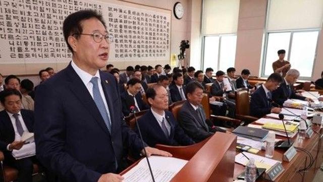 법무장관, '김여사 무혐의' 비판에 