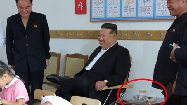 초등학교 간 김정은, 어린이 뒤 '담배·재떨이' 두고 껄껄